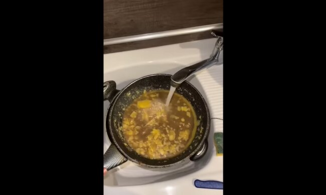 Eine Frau und ihre ungewöhnliche Beziehung zu ihrer Bratpfanne. Quelle: Youtube Screenshot