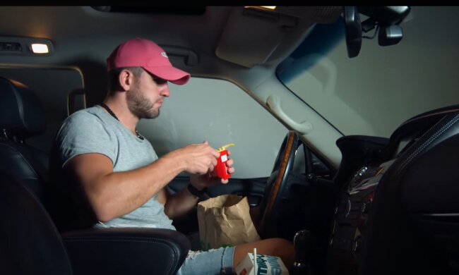 Geldstrafe für das Essen eines Hamburgers am Steuer. Quelle: Youtube Screenshot