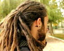 Mann mit Dreadlocks. Quelle: Screenshot Youtube