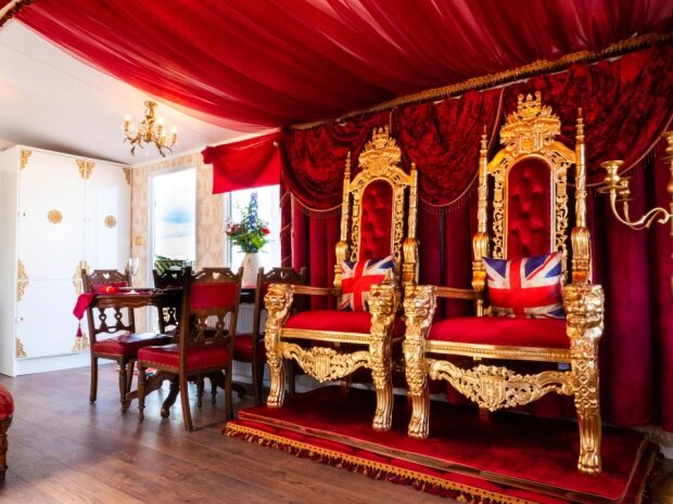 Luxus auf Rädern: In England kann man die Nacht in einem königlichen Wohnwagen mit goldener Toilette verbringen