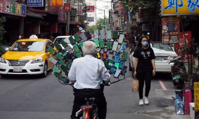 70-jähriger Rentner wurde vom Spiel so sehr begeistert, dass er auf sein Fahrrad 64 Smartphones installierte