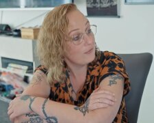 „Zu tätowiert für Kinder“: Warum eine Erzieherin trotz Top-Qualifikation keinen Job bekommt