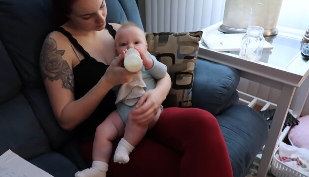 Fütterung des Babys. Quelle: Youtube Screenshot