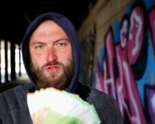 „Straßenmusik ohne Genehmigung. Quelle: Youtube Screenshot
