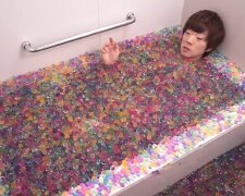 Japaner in der Badewanne. Quelle: Youtube Screenshot