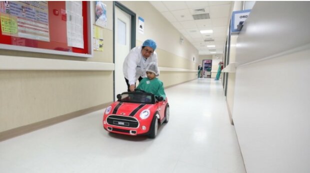 Warum peruanische Krankenhäuser Spielzeugautos benutzen, um Kinder zur Operation zu bringen