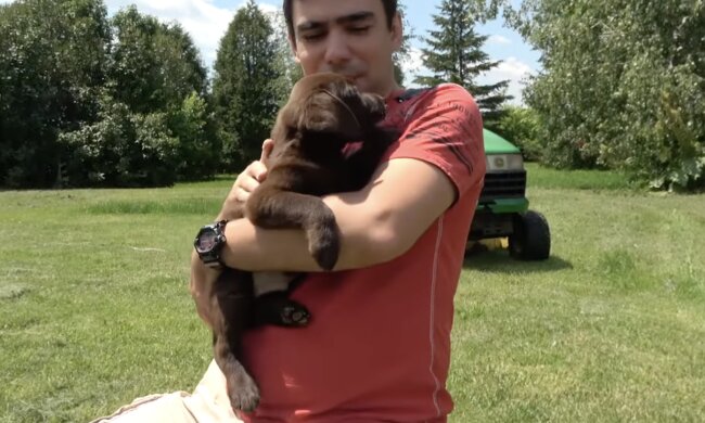Hund und Besitzer. Quelle: Screenshot YouTube