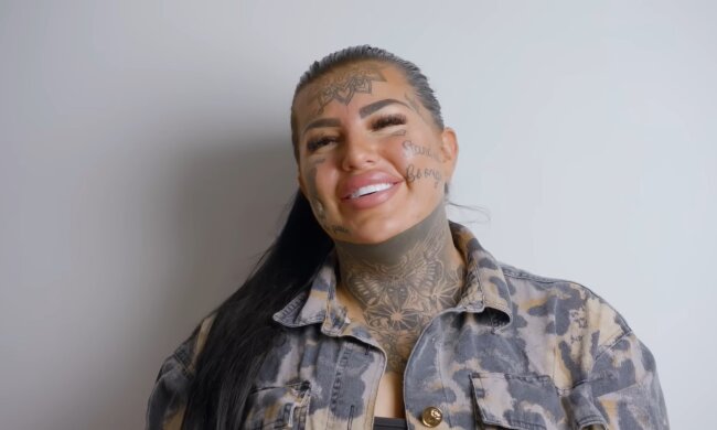 Die Frau mit der Tätowierung im Gesicht. Quelle: Youtube Screenshot