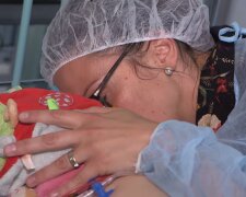 Krankenschwester adoptiert ausgesetztes Baby in Berliner Klinik. Quelle: Youtube Screenshot