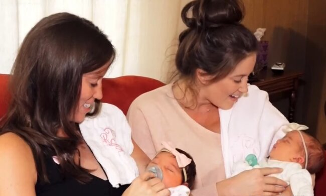 Zwillingsschwestern mit ihren Kindern. Quelle: Youtube Screenshot