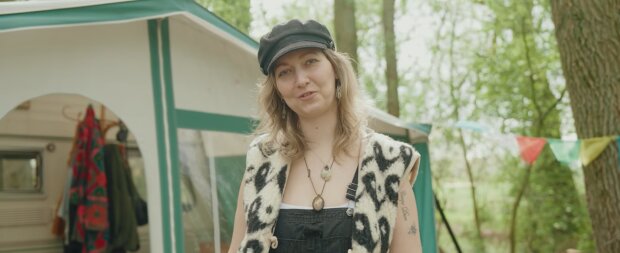 Wie eine Frau im Zelt Geld spart. Quelle: Youtube Screenshot