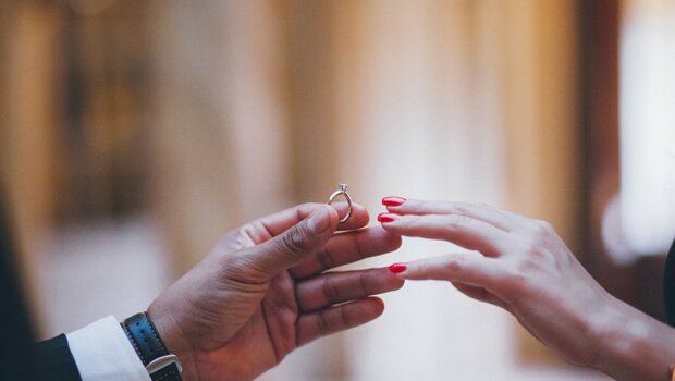 Im letzten Moment: Ein Mann macht seiner Geliebten einen Heiratsantrag zu einem ungewöhnlichen Zeitpunkt