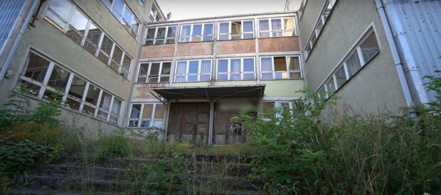 Ein verlassenes Schulgebäude, DDR. Quelle: Youtube Screenshot