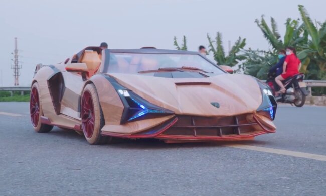 Zimmermann baute für seinen Sohn einen Sportwagen aus Holz. Quelle: Screenshot Youtube