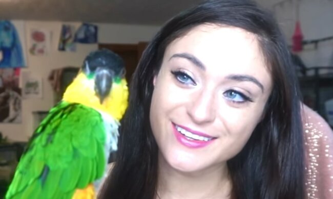 Besitzerin ihres eigenen Zoos zu Hause. Quelle: Screenshot YouTube