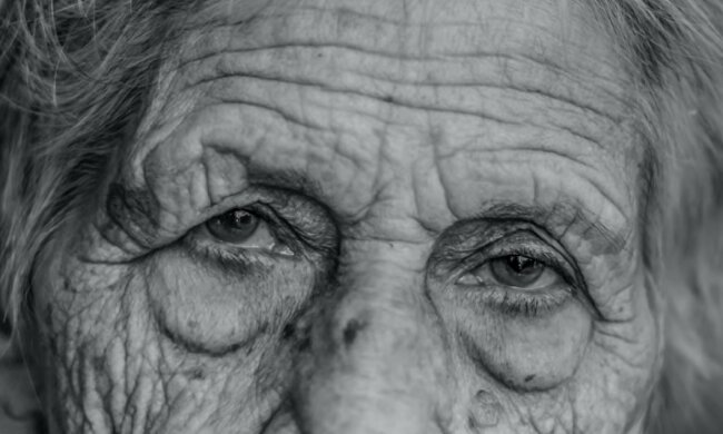 Oma hinterließ eine alte Bettdecke als Vermächtnis: 7 Jahre später verkaufte ihr Enkel die Bettdecke bei einer Auktion für mehr als eine Million Euro