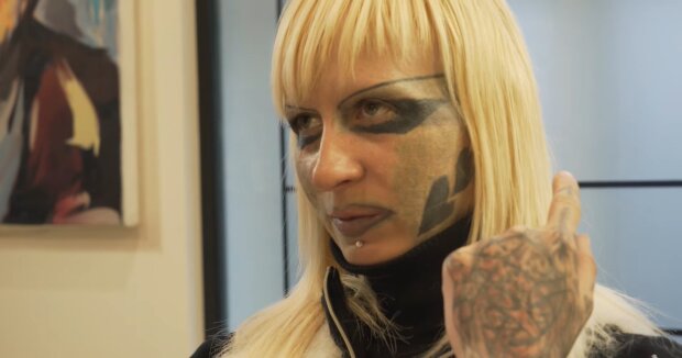 Eine Frau mit einer Tätowierung im Gesicht. Quelle: Youtube Screenshot