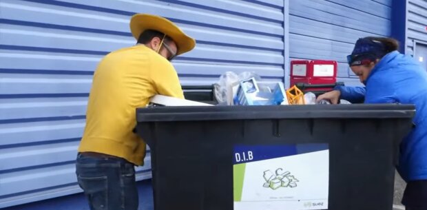 Sie wühlen im Abfall. Quelle: Youtube Screenshot