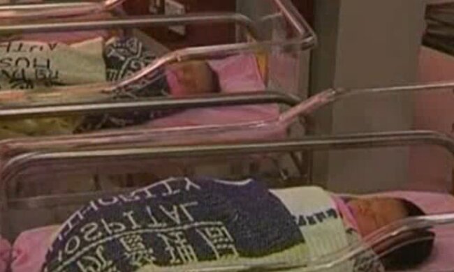 Frau bringt sechs Tage nach dem ersten Kind Zwillinge zur Welt, Details