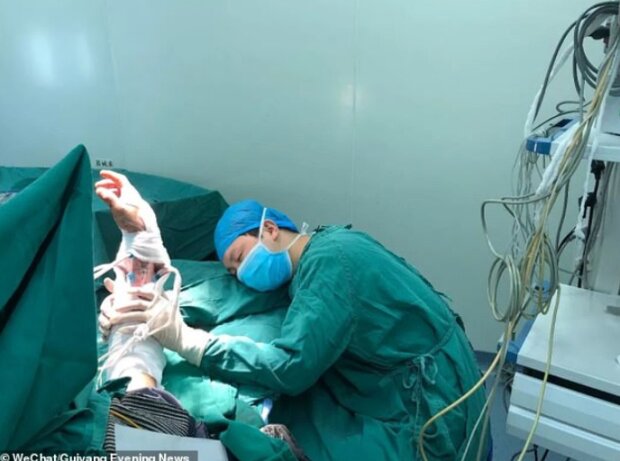 Das Foto eines am Operationstisch schlafenden Chirurgen ist viral geworden