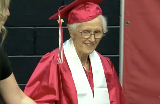 Amerikanerin erhielt ein Diplom im Alter von 96 Jahren. Quelle: Screenshot YouTube