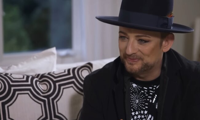 Ein Mann, der Make-up liebt. Quelle: Youtube Screenshot