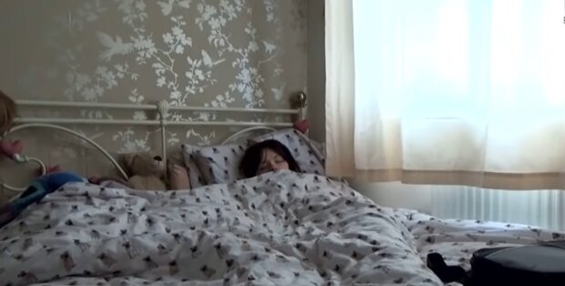Frau im Bett. Quelle: Youtube Screenshot