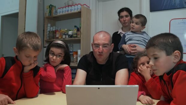 Arbeiten und doch arm. Quelle: Youtube Screenshot