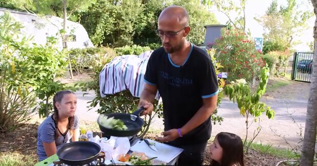 Sechsköpfige Familie trickst das System aus. Quelle: Youtube Screenshot