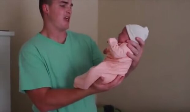 Glücklischer Vater. Quelle: Screenshot YouTube