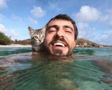 “Wahre Liebe”: Kitty verlässt ihren Meister nicht einmal eine Minute lang, sie hat sogar gelernt, im Meer zu schwimmen