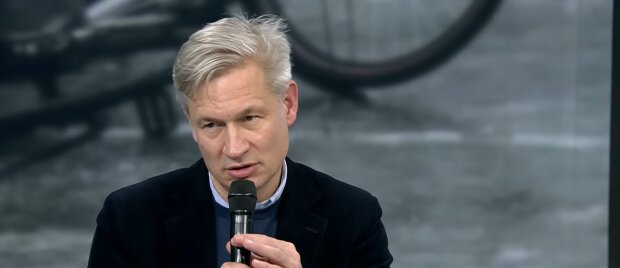 Senat erlaubt erstmals Streusalz auf Gehwegen. Quelle: Youtube Screenshot