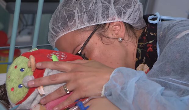 Krankenschwester adoptiert ausgesetztes Baby in Berliner Klinik. Quelle: Youtube Screenshot