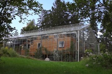 Die Nachbarn schätzten die Idee des Paares nicht, ein Gewächshaus um das Haus herum zu bauen und beneiden sie jetzt
