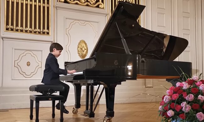 Ein seltenes Talent: Ein sechsjähriger Junge spielt virtuos Klavier