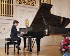 Ein seltenes Talent: Ein sechsjähriger Junge spielt virtuos Klavier