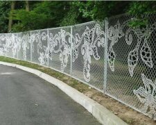 “Eine Menge Geld gespart”: die  Frau beschloss, einen neuen Zaun zu stricken, um den alten zu ersetzen