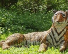 Die Polizei hat einen Tiger gefangen, der aus dem Zoo geflohen ist, sie hat sogar einen Hubschrauber angezogen: Als sie ihn gefangen haben, haben sie erkannt, dass es sich um ein Denkmal handelt