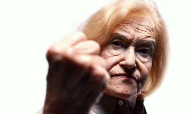 Die ältere Nachbarin hatte das junge Paar seit Monaten belästigt. Müde, es sich gefallen zu lassen, beschlossen sie, auf ihre eigene Art zu handeln