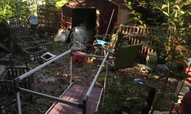 Eine 90-jährige Witwe ist vor einer hohen Geldstrafe bedroht, weil ihre Verwandten ihren Hof mit Müll verstopft hatten: Fremde kamen ihr zu Hilfe