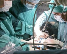 Ärzte extrahierten ein riesiges Haarknäuel aus dem Bauch einer jungen Frau: Details