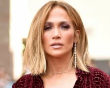 Die 51-jährige J. Lo zeigte ihr Gesicht ohne Make-up und ihre Figur ohne Photoshop