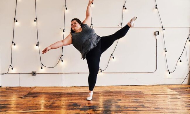 Eine 17-jährige Ballerina mit einer üppigen Form tanzt mit besonderer Anmut