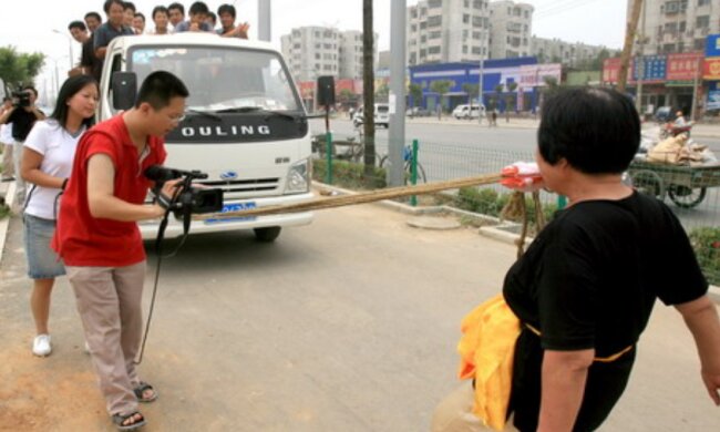 Wie und warum eine 81-jährige Großmutter Geländewagen mit eigenen Zähnen zieht