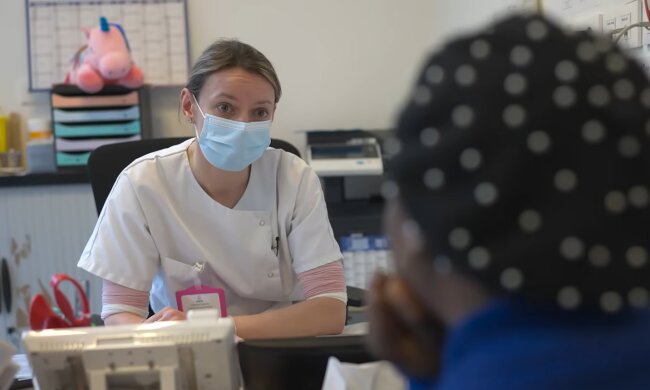 Ärztin kritisiert. Quelle: Youtube Screenshot