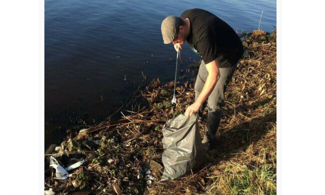 Der Typ ärgerte sich über den Müll am Flussufer und begann selbst aufzuräumen