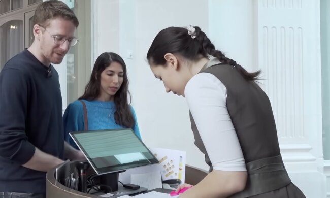 Junge Kellnerin erhält nur 1 Euro Trinkgeld für 60-Euro-Rechnung. Quelle: Youtube Screenshot