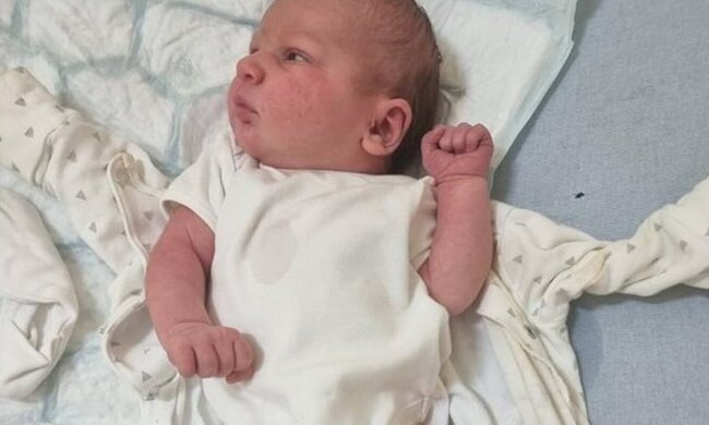 Eine Frau hat ihre Schwangerschaft erst im 9. Monat bemerkt und plötzlich zu Hause entbunden