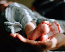 Das Baby wurde ohne Ohren geboren: Seine Mutter traf die richtige Entscheidung