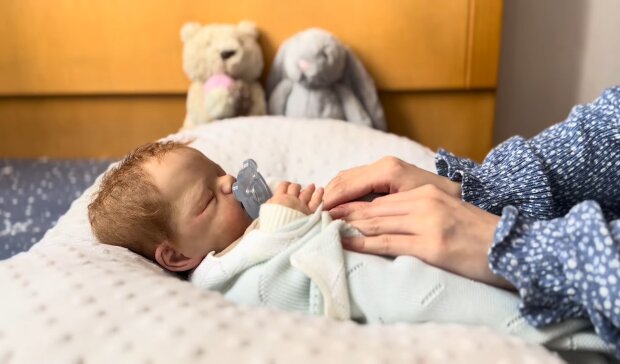 Lebensechte Babypuppe sorgt für Staunen. Quelle: Youtube Screenshot